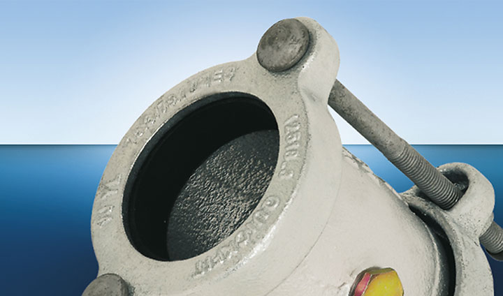 Metallic pipe coupling with securing bolts and internal rubber seal