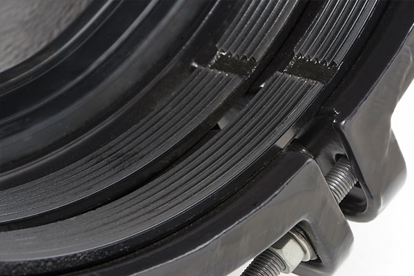 Large diameter AquaFast coupling showing the heavy-duty gripping ring designed to provide full end-load restraint on large diameter PE pipes.