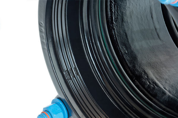 AquaFast coupling highlighting a pressure-activated gasket sealing system that ensures a leak-proof connection even on oval or scored pipes.