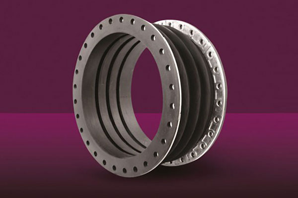 Flexible rubber expansion joint with flanged metal ends