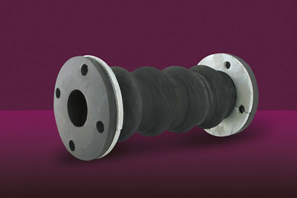 Flexible rubber expansion joint with flanged ends