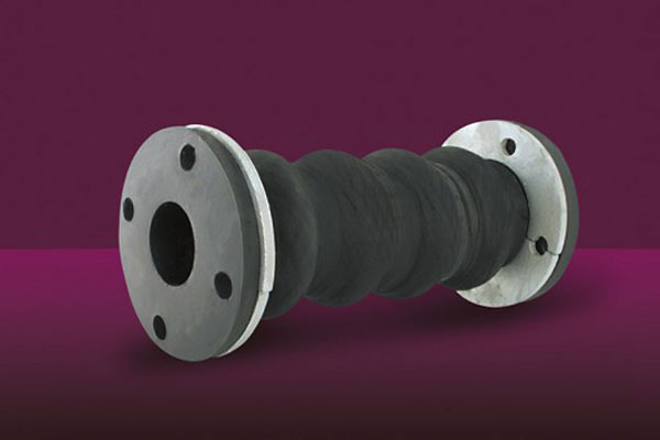 Flexible rubber expansion joint with metal flanged ends