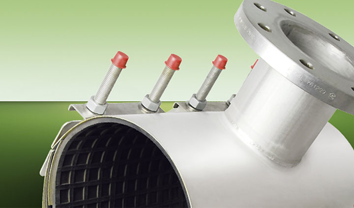 Stainless steel pipe repair clamp with a flanged branch outlet and grid-patterned rubber lining