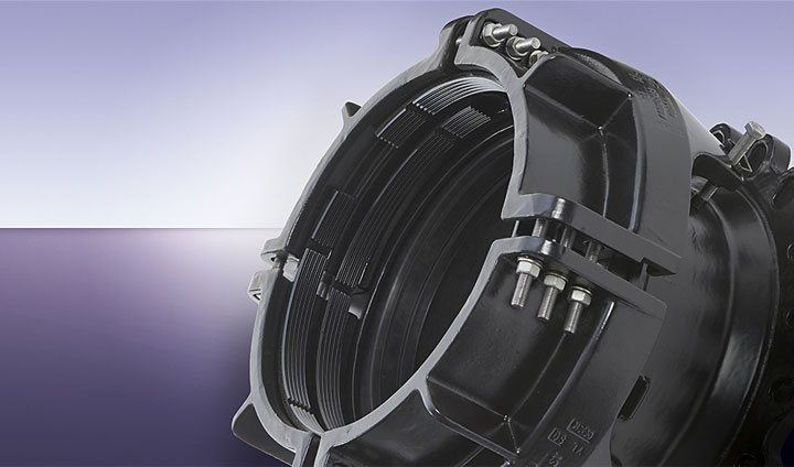 Black metal pipe restraint coupling with bolted flanges and internal gripping segments