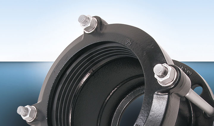 Heavy-duty metal pipe coupling with external bolts and an internal ribbed rubber gasket