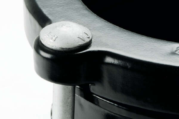 Close up of the MaxiFitXtra captive non-rotating bolt heads
